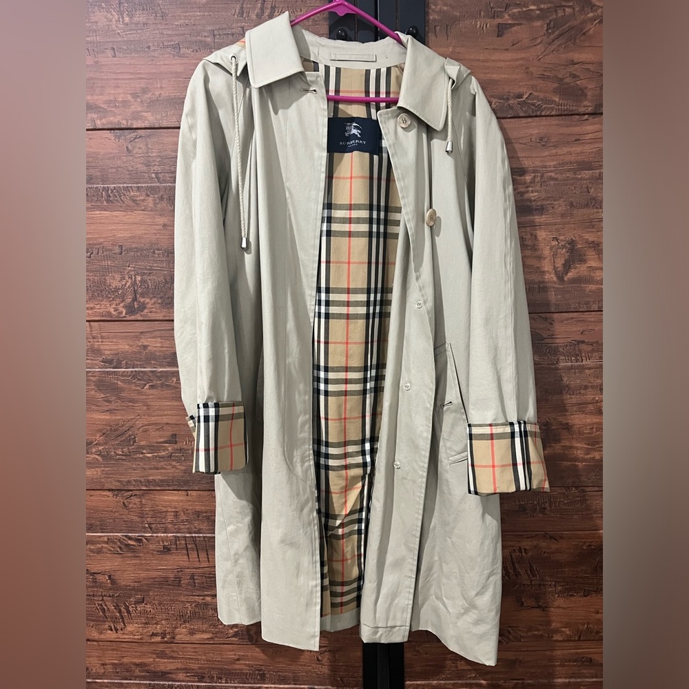 Stunning Burberry trench coat in a size 8